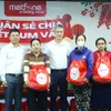 Xuân Ất Tỵ 2025: Đầm ấm “Xuân quê hương 2025” tại Nhật Bản 2 Ban tổ chức tặng quà Tết cho người gốc Việt có hoàn cảnh khó khăn trên địa bàn thủ đô Phnom Penh, Campuchia. (Ảnh: Quang Anh/TTXVN)