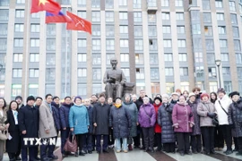 Một đoàn đại biểu từ Việt Nam đặt hoa tại tượng đài Bác Hồ ở Saint Petersburg (Liên bang Nga), hồi tháng 11 năm ngoái. (Ảnh: Tâm Hằng/TTXVN)