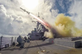 Tên lửa Harpoon được phóng từ tàu khu trục USS Fitzgerald của Mỹ trong cuộc tập trận bắn đạn thật trên biển gần Guam. (Ảnh: AFP/TTXVN)