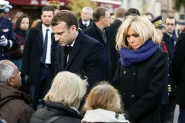 Tổng thống Pháp Emmanuel Macron (trái) và phu nhân tại lễ tưởng niệm. (Nguồn: AFP/TTXVN)