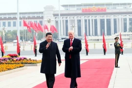 Chủ tịch Trung Quốc Tập Cận Bình (phải) và người đồng cấp Mỹ Donald Trump (trái) tại lễ đón ở Bắc Kinh ngày 9/11. (Nguồn: THX/TTXVN)