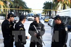 Cảnh sát Tunisia gác tại hiện trường vụ đánh bom ở thủ đô Tunis ngày 25/11. (Nguồn: AFP/TTXVN)