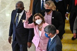 Chủ tịch Hạ viện Mỹ Nancy Pelosi-giữa. (Ảnh: AFP/TTXVN)