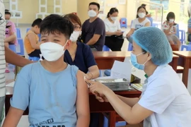 Tiêm vaccine phòng COVID-19 cho học sinh. (Ảnh: Văn Dũng/TTXVN)