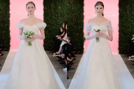 Oscar de la Renta cũng không bỏ qua xu hướng váy cưới off-shoulder.