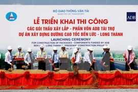 Triển khai thi công các gói thầu xây lắp Dự án xây dựng đường cao tốc Bến Lức-Long Thành. (Ảnh: Hoàng Hải/TTXVN)