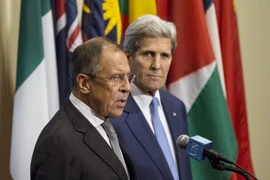 Ngoại trưởng Nga Sergei Lavrov (trái) và Ngoại trưởng Mỹ John Kerry tại cuộc họp báo sau cuộc gặp. (Nguồn: Reuters/TTXVN)