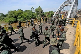 Binh sỹ Venezuela đóng cửa khẩu ở Boca de Grita, bang Tachira ngày 21/8. (Nguồn: AFP/TTXVN)