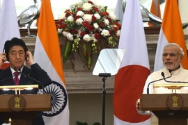 Thủ tướng Narendra Modi (phải) và Thủ tướng Shinzo Abe (trái) tại New Delhi. (Nguồn: Kyodo/TTXVN)