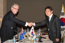 Bộ trưởng thương mại Australia Andrew Robb với người đồng nhiệm Hàn Quốc Yoon Sang Jick. (Nguồn: AAP)