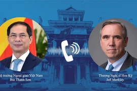 Bộ trưởng Bộ Ngoại giao Bùi Thanh Sơn điện đàm với Thượng Nghị sỹ Jeff Merkley, Chủ tịch Tiểu ban Nội vụ, Môi trường và các cơ quan liên quan thuộc Ủy ban Chuẩn chi Thượng viện Hoa Kỳ. (Ảnh: TTXVN phát)