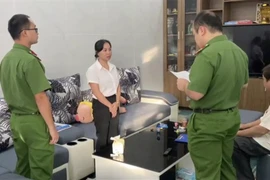 Cơ quan Công an đọc các quyết định và lệnh đối với Hoàng Thuý Lường. (Nguồn: Cổng thông tin điện tử Bộ Công an)