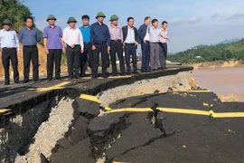 Lãnh đạo Bộ Giao thông vận tải và tỉnh Quảng Trị kiểm tra vị trí sạt lở trên đường Quốc lộ 9. (Ảnh: Nguyên Lý/TTXVN)