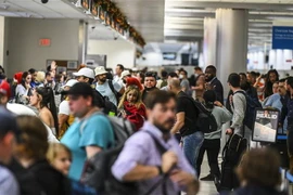 Hành khách chờ làm thủ tục tại sân bay quốc tế ở Miami, bang Florida, Mỹ. (Ảnh: AFP/TTXVN)