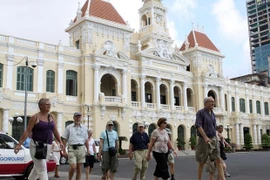 Du khách tham quan Thành phố Hồ Chí Minh. (Ảnh: Thanh Vũ/TTXVN)