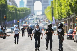 Cảnh sát Pháp tuần tra tại một tuyến phố ở thủ đô Paris. (Ảnh: AFP/TTXVN)