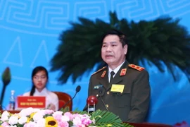 Trung tướng Nguyễn Xuân Mười, Phó Chủ nhiệm Tổng cục Chính trị, Bộ Công an trình bày tham luận. (Ảnh: TTXVN)