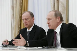 Thư ký Hội đồng An ninh Nga Nikolai Patrushev (trái) và Tổng thống Nga Vladimir Putin (phải) tại một cuộc họp ở Moskva. (Ảnh: AFP/TTXVN)