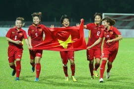 Các nữ cầu thủ Việt Nam vui mừng với tấm huy chương Vàng giành được tại SEA Games 29. (Nguồn: Quốc Khánh/TTXVN)