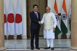 Thủ tướng Ấn Độ Narendra Modi (phải) và Thủ tướng Nhật Bản Shinzo Abe trong cuộc gặp ở New Delhi ngày 12/12 vừa qua. (Ảnh: AFP/TTXVN)