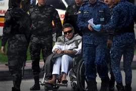 Cựu lãnh đạo FARC Jesus Santrich (giữa, ngồi xe) được trả tự do tại Bogota, Colombia, ngày 17/5/2019. (Ảnh: AFP/ TTXVN)