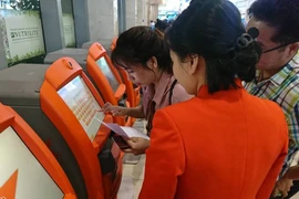 Hành khách đang làm thủ tục check-in tại kios của Jetstar. (Ảnh: Jetstar cung cấp)