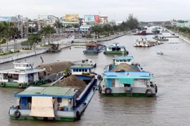 Vận tải đường thủy vẫn chưa khai thác hết được tiềm năng lợi thế về luồng tuyến sông ngòi. (Nguồn: TTXVN)