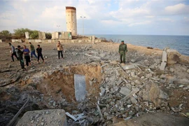 Hố bom sau vụ không kích của máy bay Israel xuống thành phố Rafah, phía nam Dải Gaza ngày 17/10/2018. (Ảnh: AFP/TTXVN)