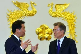  Chánh văn phòng Phủ Tổng thống, Im Jong-Seok (trái) và Tổng thống Hàn Quốc Moon Jae-In. (Nguồn: AFP)