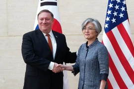 Ngoại trưởng Hàn Quốc Kang Kyung-wha (phải) và người đồng cấp Mỹ Mike Pompeo tại cuộc gặp ở New York, Mỹ ngày 20/7. (Ảnh: Yonhap/TTXVN)