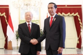 Tổng thống Indonesia Joko Widodo đón Tổng Bí thư Nguyễn Phú Trọng. (Ảnh: Trí Dũng/TTXVN)