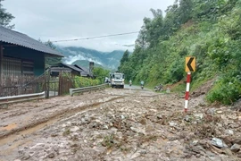 Mưa lớn làm sạt lở 15 điểm trên Quốc lộ 32, đoạn qua địa phận xã Khau Phạ; trong đó có 6 điểm tắc đường, xe ôtô không qua lại được. (Ảnh: TTXVN phát)