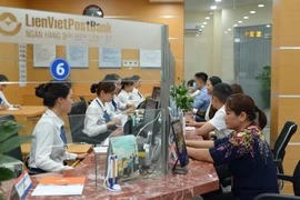 Giao dịch tại LienVietPostBank. (Ảnh: Vietnam+) 