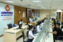 Giao dịch tại LienVietPostBank. (Ảnh: Vietnam+)