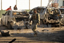 Binh sỹ Somalia điều tra tại hiện trường vụ tấn công ở Lido, Mogadishu. (Ảnh: AFP/TTXVN)