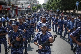 Các thành viên Hamas tuần hành tại Gaza ngày 26/7, phản đối các biện pháp an ninh mới của Israel ở Jerusalem. (Nguồn: THX/TTXVN)