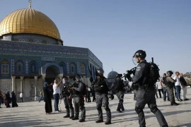 Lực lượng an ninh Israel gác tại quần thể đền Haram al-Sharif ở Jerusalem ngày 27/7. (Nguồn: AFP/TTXVN)