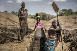 Người dân khơi thông một con kênh lấy nước ở Nanyee, Kenya trong bối cảnh hạn hán diện rộng. (Ảnh: AFP/TTXVN)