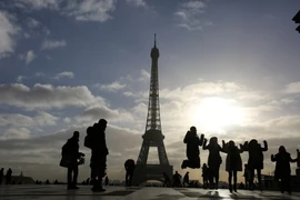 Khách du lịch tại khu vực tháp Eiffel ở thủ đô Paris, Pháp ngày 5/1. (Nguồn: AFP/TTXVN)