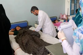 Một phụ nữ Afghanistan bị thương đang được điều trị. (Nguồn: AFP)