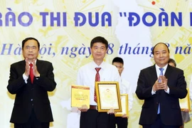 Thủ tướng Nguyễn Xuân Phúc, Chủ tịch Ủy ban Trung ương Mặt trận Tổ quốc Việt Nam Trần Thanh Mẫn trao Sách vàng sáng tạo Việt Nam năm 2017 và vinh danh cho các tác giả. (Ảnh: Nguyễn Dân/TTXVN)