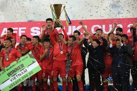 Các tuyển thủ Việt Nam giương cao chiếc cúp vô địch AFF Suzuki Cup 2018. (Ảnh: Trọng Đạt/TTXVN)