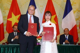 Thủ tướng Nguyễn Xuân Phúc và Thủ tướng Pháp Édouard Philippe chứng kiến lễ trao Hợp đồng mua 50 máy bay A321neo của Công ty cổ phần hàng không Vietjet. (Ảnh: Thống Nhất/TTXVN)