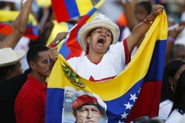 Người dân bày tỏ sự ủng hộ với chính quyền Venezuela. (Ảnh: Reuters)