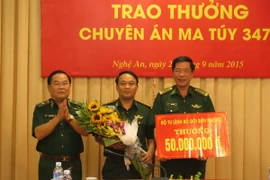 Thiếu tướng Nguyễn Cảnh Hiền, Phó Tư lệnh Bộ đội Biên phòng trao thưởng cho Ban chuyên án và lực lượng tham gia phá án. (Ảnh: Nguyễn Văn Nhật/TTXVN)