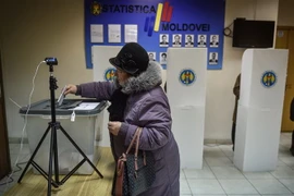 Cử tri Moldova bỏ phiếu tại một điểm bầu cử ở Chisinau ngày 24/2/2019. (Ảnh: AFP/TTXVN)