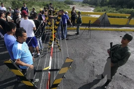 Người dân Colombia tại biên giới với Venezuela ở Cucuta. (Nguồn: AFP/TTXVN)