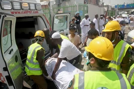 Nhân viên cứu hộ chuyển thi thể người hành hương sau vụ giẫm đạp tại Mina. (Nguồn: AFP/ TTXVN)