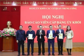 Phó Bí thư Đảng ủy Khối các cơ quan Trung ương Đỗ Việt Hà trao quyết định kiện toàn đội ngũ báo cáo viên cấp Đảng ủy Khối nhiệm kỳ 2020-2025. (Ảnh: Diệp Trương/TTXVN)