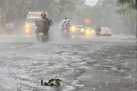 Đường Lê Duẩn (thành phố Huế) ngập nước khiến người dân đi lại khó khăn. (Ảnh: Mai Trang/TTXVN) 